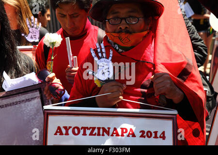 La Paz, Bolivia, 26 settembre 2015. Manifestanti commemorare il primo anniversario della scomparsa di 43 studenti in Messico al di fuori dell'Ambasciata messicana a La Paz. Gli studenti (che erano da una scuola di formazione per insegnanti) è scomparso nella notte del 26 settembre 2014 nella città di Iguala in Stato di Guerrero. Il governo messicano per la gestione del caso è stata ampiamente criticata e una squadra inviata dalla Commissione interamericana per i Diritti Umani ha trovato una serie di carenze nel governo nel corso dell'inchiesta. Finora i resti di solo 2 del gli studenti mancanti sono stati identificati positivamente. Foto Stock