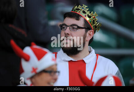 Londra, Regno Unito. Il 26 settembre, 2015. Inghilterra Rugby Fan Inghilterra e Galles Inghilterra e Galles, Coppa del Mondo di Rugby di Twickenham 2015, Londra, Inghilterra 26 settembre 2015 Coppa del Mondo di Rugby 2015 Twickenham Stadium di Londra, Inghilterra © Allstar Picture Library/Alamy Live News Credito: Allstar Picture Library/Alamy Live News Foto Stock