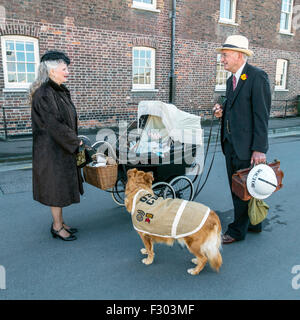1940s rievocazione Re-enactors medico con moglie e cane di salvataggio Foto Stock