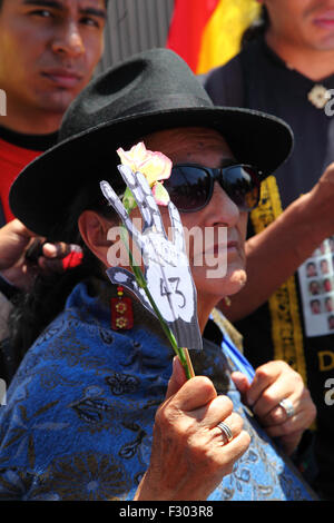 La Paz, Bolivia, 26 settembre 2015. I dimostranti fuori dall Ambasciata messicana a La Paz commemorare il primo anniversario della scomparsa di 43 studenti in Messico. Gli studenti (che erano da una scuola di formazione per insegnanti) è scomparso nella notte del 26 settembre 2014 nella città di Iguala in Stato di Guerrero. Il governo messicano per la gestione del caso è stata ampiamente criticata e una squadra inviata dalla Commissione interamericana per i Diritti Umani ha trovato una serie di carenze nel governo nel corso dell'inchiesta. Finora i resti di solo 2 del gli studenti mancanti sono stati identificati positivamente. Foto Stock