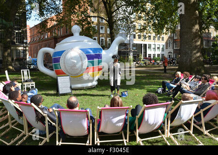 Soho Square, Londra, Regno Unito. Il 26 settembre 2015. Teiera gonfiabile in Soho Square per artista Hester Reeve, parte dell'arte sociale 15 Foto Stock