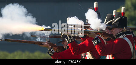 Battaglia di Waterloo rievocazione e commemorazioni del 200° anniversario. Crosby, Liverpool, Merseyside. Regno Unito 26 settembre 2015. La township ha celebrato il bicentenario della battaglia con autentici attori armati che sparavano armi, munizioni e uniformi vestite del periodo riproponendo come si svolgeva la battaglia. Centinaia di abitanti del posto hanno partecipato all'evento ospitato nel "Potter's Barn Park" per vedere la battaglia da cui è stata chiamata la città. Gli edifici, inclusi gli edifici del parco Potters Barn, classificato di grado II, sono repliche di quelli trovati a Waterloo, in Belgio. Foto Stock