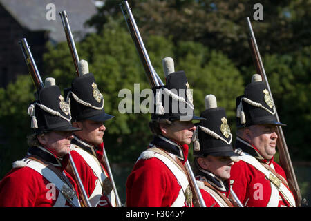 Crosby, Liverpool, Merseyside. Regno Unito 26 Settembre, 2015. Battaglia di Waterloo rievocazioni e commemorazioni del Bicentenario. La cittadina ha celebrato la battaglia il bicentenario con autentici protagonisti armati di fucili e munizioni e vestito di uniformi del periodo di rivivere come la battaglia non piegate. L'evento ospitato nel 'Potter's Barn Park" hanno partecipato centinaia di locali per vedere la battaglia dopo che la città fu chiamato. Gli edifici tra cui il Grade II-elencati Potters fienile park edifici, sono repliche di quelli trovati a Waterloo, Belgio. Credito: Cernan Elias/Alamy Live Foto Stock