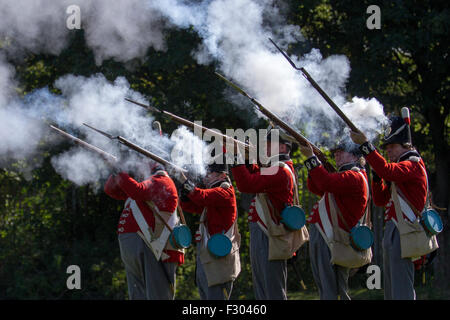 Crosby, Liverpool, Merseyside. Regno Unito 26 Settembre, 2015. Battaglia di Waterloo rievocazioni e commemorazioni del Bicentenario. La cittadina ha celebrato la battaglia il bicentenario con autentici protagonisti armati di fucili e munizioni e vestito di uniformi del periodo di rivivere come la battaglia non piegate. L'evento ospitato nel 'Potter's Barn Park" hanno partecipato centinaia di locali per vedere la battaglia dopo che la città fu chiamato. Gli edifici tra cui il Grade II-elencati Potters fienile park edifici, sono repliche di quelli trovati a Waterloo, Belgio. Credito: Cernan Elias/Alamy Live Foto Stock