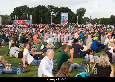 Richmond, Londra, Regno Unito. 26 Sep, 2015. Rugby fan watcing una partita ad un screening all'aperto presso la Old Deer Park, Richmond, SW di Londra. Centinaia di fan si sono riuniti per guardare una serie di partite su grandi schermi non lontano da Twickenham Stadium. Credito: a Vista/fotografica Alamy Live News Foto Stock