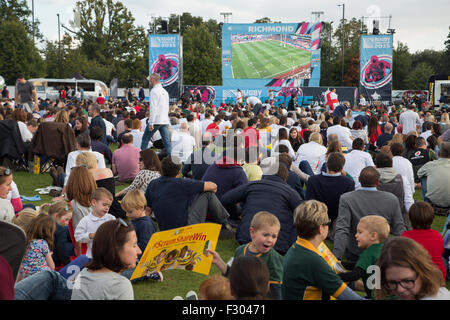 Richmond, Londra, Regno Unito. 26 Sep, 2015. Rugby fan watcing una partita ad un screening all'aperto presso la Old Deer Park, Richmond, SW di Londra. Centinaia di fan si sono riuniti per guardare una serie di partite su grandi schermi non lontano da Twickenham Stadium. Credito: a Vista/fotografica Alamy Live News Foto Stock