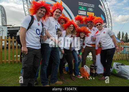 Richmond, Londra, Regno Unito. 26 Sep, 2015. Rugby fan riuniti in un screening all'aperto presso la Old Deer Park, Richmond, SW di Londra. Centinaia di fan si sono riuniti per guardare una serie di partite su grandi schermi non lontano da Twickenham Stadium. Credito: a Vista/fotografica Alamy Live News Foto Stock