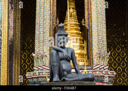 Statua di eremita situato nella parte anteriore del tempio Wat Phra keaw, Bangkok in Thailandia Foto Stock