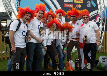 Richmond, Londra, Regno Unito. 26 Sep, 2015. Rugby fan riuniti in un screening all'aperto presso la Old Deer Park, Richmond, SW di Londra. Centinaia di fan si sono riuniti per guardare una serie di partite su grandi schermi non lontano da Twickenham Stadium. Credito: a Vista/fotografica Alamy Live News Foto Stock