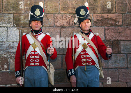 Bruce Goodridge , da St Annes, & Nick Barlow alla battaglia di Waterloo rievocazioni e commemorazioni del Bicentenario. La cittadina ha celebrato la battaglia il bicentenario con autentici protagonisti armati di fucili e munizioni e vestito di uniformi del periodo di rivivere come la battaglia non piegate. L'evento ospitato nel 'Potter's Barn Park" hanno partecipato centinaia di locali per vedere la battaglia dopo che la città fu chiamato. Gli edifici tra cui il Grade II-elencati Potters fienile park edifici, sono repliche di quelli trovati a Waterloo, Belgio. Credito: Cernan Elias/Alamy Live ne Foto Stock