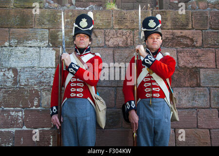 Bruce Goodridge , da St Annes, & Nick Barlow alla battaglia di Waterloo rievocazioni e commemorazioni del Bicentenario. La cittadina ha celebrato la battaglia il bicentenario con autentici protagonisti armati di fucili e munizioni e vestito di uniformi del periodo di rivivere come la battaglia non piegate. L'evento ospitato nel 'Potter's Barn Park" hanno partecipato centinaia di locali per vedere la battaglia dopo che la città fu chiamato. Gli edifici tra cui il Grade II-elencati Potters fienile park edifici, sono repliche di quelli trovati a Waterloo, Belgio. Credito: Cernan Elias/Alamy Live ne Foto Stock