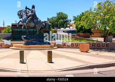 Muro di pietra con il nome della città e la statua di Don Francisco Cuervo y Valdis con il nome della città della Città Vecchia di Albuquerque. Foto Stock