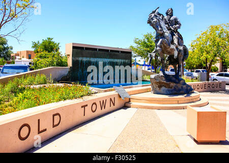 Muro di pietra con il nome della città e la statua di Don Francisco Cuervo y Valdis con il nome della città della Città Vecchia di Albuquerque. Foto Stock