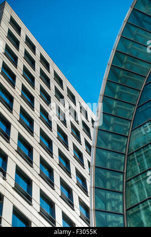 Architettura moderna, East Winter Garden (a destra) e Northern Trust (a sinistra) Canary Wharf London UK Foto Stock