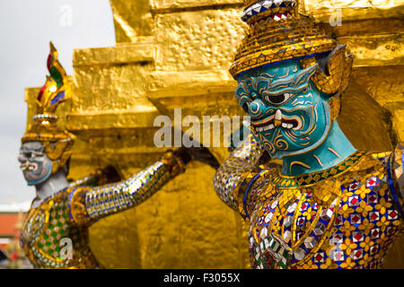 La pagoda dorata e la statua di yak al Phra keaw, bangkok, Thailandia Foto Stock