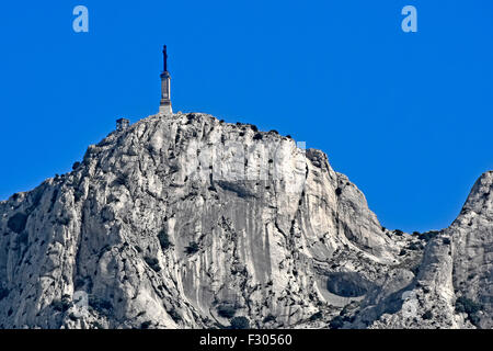 Provenza Francia la croce della Provenza al top della Santa Victoire famosa montagna oggetto di dipinti di Paul Cézanne Foto Stock