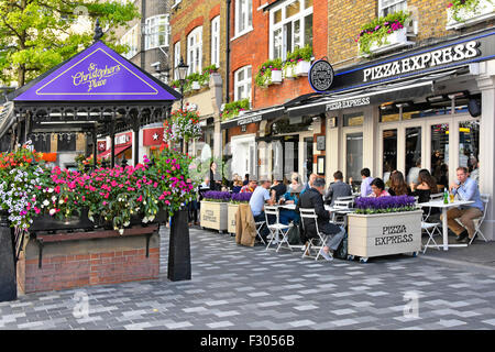 Pizza Express pizzeria con persone mangiare a cena all'aperto in St Christophers posto fuori Oxford Street cene alfresco London West End Regno Unito Foto Stock