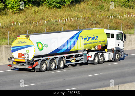 Autocisterna autocarro BP Ultimate carburante camion cisterna percorrendo l autostrada inglese visualizzazione Hazchem Sostanze chimiche pericolose piastre carburante uk supply chain Foto Stock