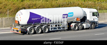 Autocisterna autocarro azionato da FloGas percorrendo l autostrada inglese visualizzazione Hazchem Sostanze chimiche pericolose e informazioni sulle merci pericolose piastre REGNO UNITO Foto Stock