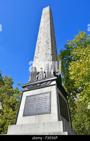 Antico obelisco egiziano noto come Cleopatra Needle sulla London Victoria Embankment England Regno Unito Foto Stock