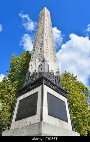 Antico obelisco egiziano noto come 'Cleopatra Needle' su di Londra Victoria Embankment England Regno Unito Foto Stock
