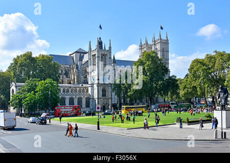 La piazza del Parlamento con la chiesa di St Margaret nella motivazione della Abbazia di Westminster Londra Inghilterra REGNO UNITO Foto Stock