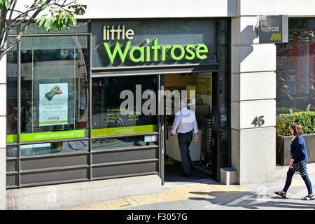 Little Waitrose store nella città di Londra Inghilterra UK conveniente per molti lavoratori ufficio situato nelle vicinanze Foto Stock