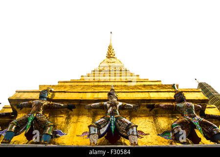 La pagoda dorata e la statua di yak al Phra keaw, bangkok, Thailandia Foto Stock