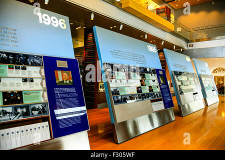 Quattro degli otto pannelli timeline in William J. Clinton Presidential Center a Little Rock Arkansas Foto Stock