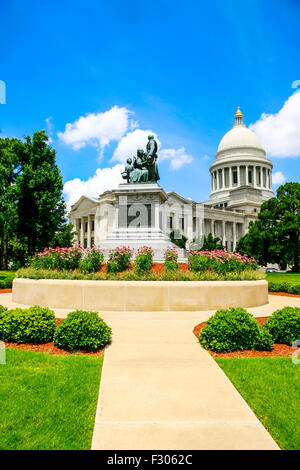 Monumento a donne confederato sorge nel Parco dell'Arkansas State Capitol a Little Rock. Foto Stock