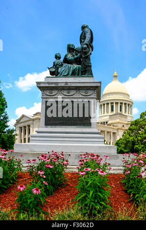 Monumento a donne confederato sorge nel Parco dell'Arkansas State Capitol a Little Rock. Foto Stock
