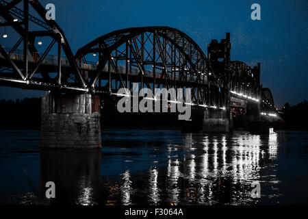 Il 1899 Rock Island Railroad ponte che attraversa il fiume Arkansas di notte da North Little Rock Foto Stock