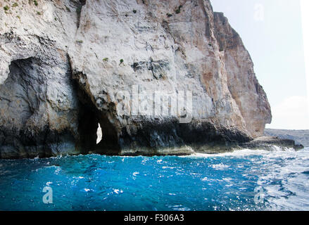 Rocce calcaree con grotte e limpide acque turchesi del popolare attrazione turistica Grotta Blu in una giornata di sole in settembre. Foto Stock