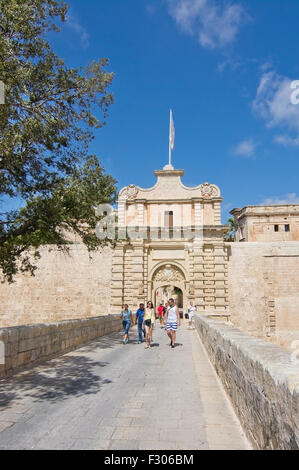 In stile barocco l'ingresso nella città silenziosa in una giornata di sole nel mese di settembre in Mdina, Malta. Foto Stock