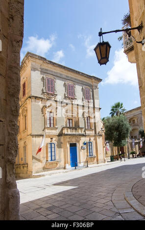 Stazione di polizia locale all'interno di mura della città vecchia in una giornata di sole nel mese di settembre in Mdina, Malta. Foto Stock