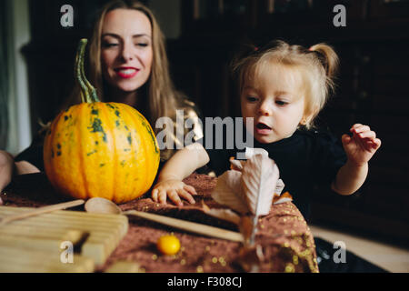 Madre e figlia insieme giocando a casa Foto Stock