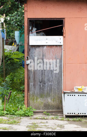 Rustico porta in legno su un fienile Foto Stock