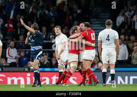 Stadio di Twickenham, Londra, Regno Unito. 26 Sep, 2015. Coppa del Mondo di rugby. Tra Inghilterra e Galles. Waleds celebrare i giocatori alla fine della partita. Punteggio finale: Inghilterra 25-28 Galles. Credito: Azione Sport Plus/Alamy Live News Foto Stock