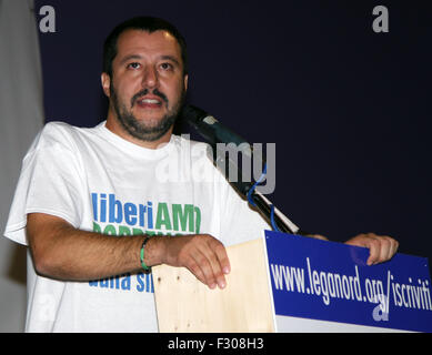 Pordenone, Italia. 26 Sep, 2015. Matteo Salvini, segretario federale del partito della Lega Nord (Lega Nord)parla dal palco durante la Lega Nord regionale del partito rally su a Pordenone il 26 settembre, 2015 Credit: Andrea Spinelli/Alamy Live News Foto Stock