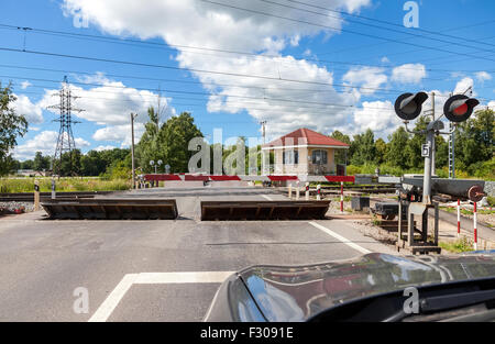Luci e segni in corrispondenza di un incrocio ferroviario in estate giornata di sole Foto Stock