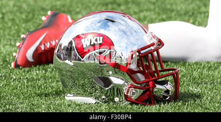 Bowling Green, KY, Stati Uniti d'America. 26 Sep, 2015. Un WKU Hilltopper casco giace a terra prima del NCAA partita di calcio tra la WKU Hilltoppers e il Miami RedHawks a Houchens-Smith Stadium di Bowling Green, KY. Kyle Okita/CSM/Alamy Live News Foto Stock