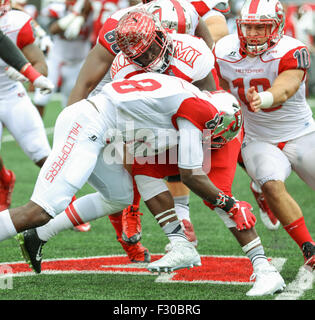 Bowling Green, KY, Stati Uniti d'America. 26 Sep, 2015. Miami RB Alonzo Smith #26 si abbassa il suo dovrebbe come ha affrontato durante il NCAA Football gioco tra la WKU Hilltoppers e il Miami RedHawks a Houchens-Smith Stadium di Bowling Green, KY. Kyle Okita/CSM/Alamy Live News Foto Stock