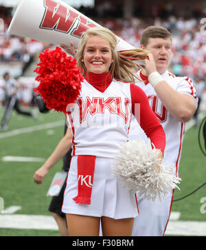 Bowling Green, KY, Stati Uniti d'America. 26 Sep, 2015. Un WKU cheerleader danze alla lotta canzone durante il NCAA Football gioco tra la WKU Hilltoppers e il Miami RedHawks a Houchens-Smith Stadium di Bowling Green, KY. Kyle Okita/CSM/Alamy Live News Foto Stock