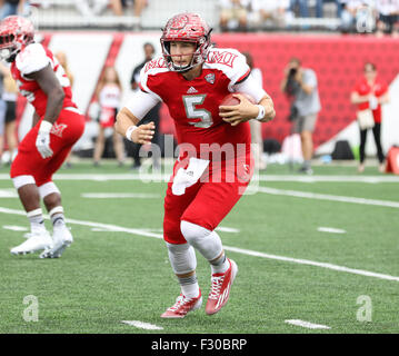 Bowling Green, KY, Stati Uniti d'America. 26 Sep, 2015. Miami QB Billy Bahl #5 corre con la palla durante il NCAA Football gioco tra la WKU Hilltoppers e il Miami RedHawks a Houchens-Smith Stadium di Bowling Green, KY. Kyle Okita/CSM/Alamy Live News Foto Stock