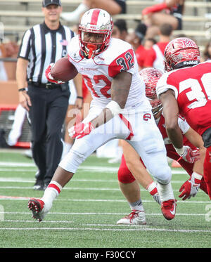 Bowling Green, KY, Stati Uniti d'America. 26 Sep, 2015. La WKU D'Andre Fruby #32 corre con la palla durante il NCAA Football gioco tra la WKU Hilltoppers e il Miami RedHawks a Houchens-Smith Stadium di Bowling Green, KY. Kyle Okita/CSM/Alamy Live News Foto Stock