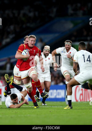 Londra, Regno Unito. 26 Sep, 2015. Bradley Davies (3 L) del Galles si rompe durante la Coppa del Mondo di Rugby 2015 piscina un match tra Inghilterra e Galles a Twickenham Stadium di Londra, Gran Bretagna il 26 settembre 2015. Il Galles vinse 28-25. Credito: Han Yan/Xinhua/Alamy Live News Foto Stock