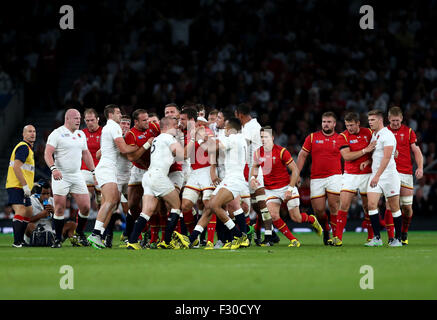 Londra, Regno Unito. 26 Sep, 2015. I giocatori di entrambi i lati controversia durante la Coppa del Mondo di Rugby 2015 piscina un match tra Inghilterra e Galles a Twickenham Stadium di Londra, Gran Bretagna il 26 settembre 2015. Inghilterra perso 25-28. Credito: Han Yan/Xinhua/Alamy Live News Foto Stock