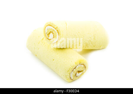 Rotolo di marmellata torta con crema isolato su sfondo bianco Foto Stock