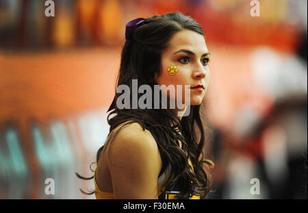 Syracuse, NY, STATI UNITI D'AMERICA. 26 Sep, 2015. La LSU cheerleaders guardare come LSU sconfitto Siracusa 34-24 al Carrier Dome in Syracuse, New York. Foto di Alan Schwartz/Cal Sport Media/Alamy Live News Foto Stock