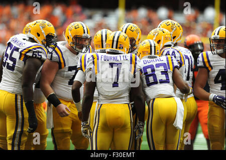 Syracuse, NY, STATI UNITI D'AMERICA. 26 Sep, 2015. Il LSU reato huddles come LSU sconfitto Siracusa 34-24 al Carrier Dome in Syracuse, New York. Foto di Alan Schwartz/Cal Sport Media/Alamy Live News Foto Stock